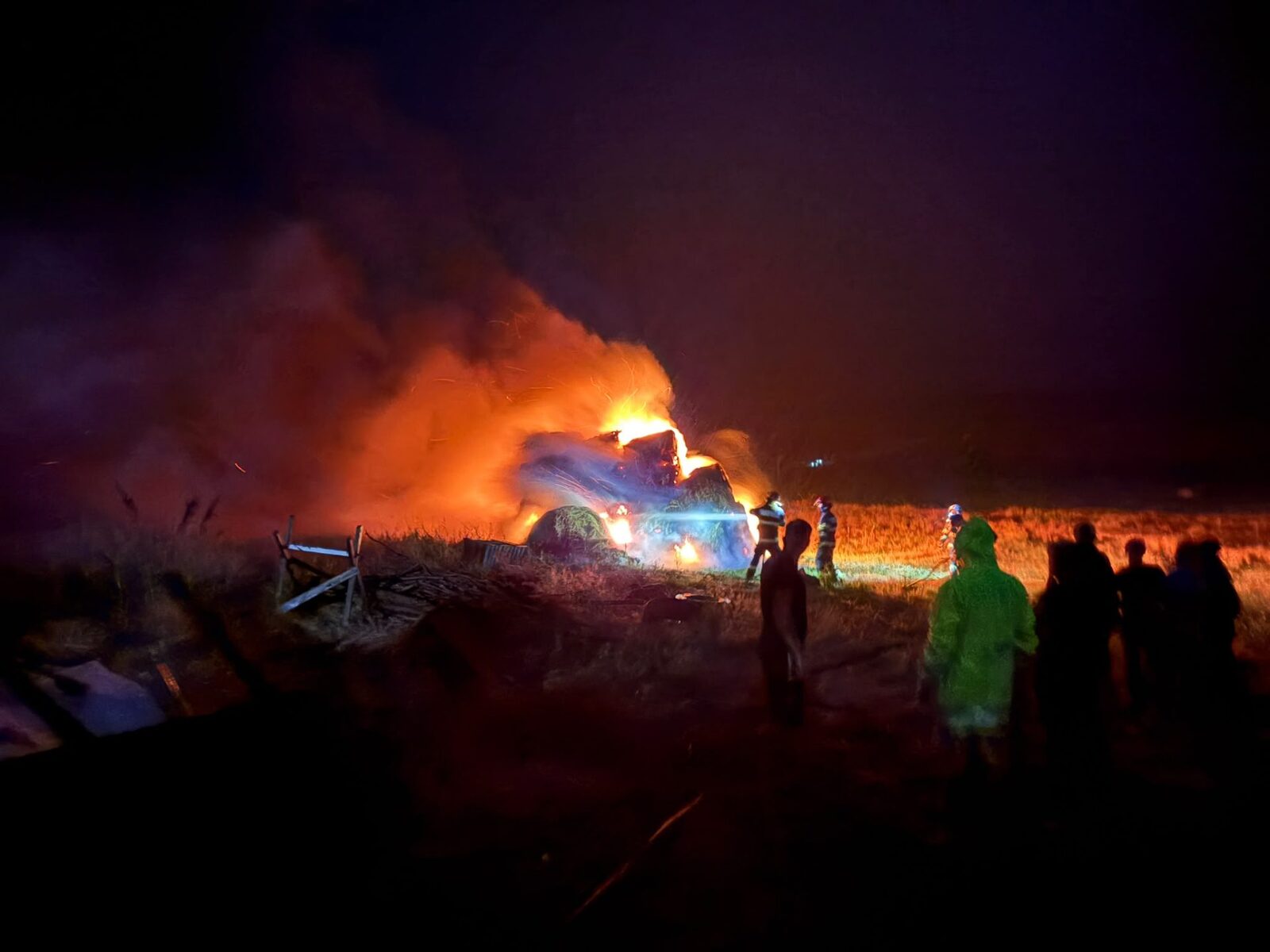 Fulgerul a mistuit o casă: Pompierii au luptat ore întregi