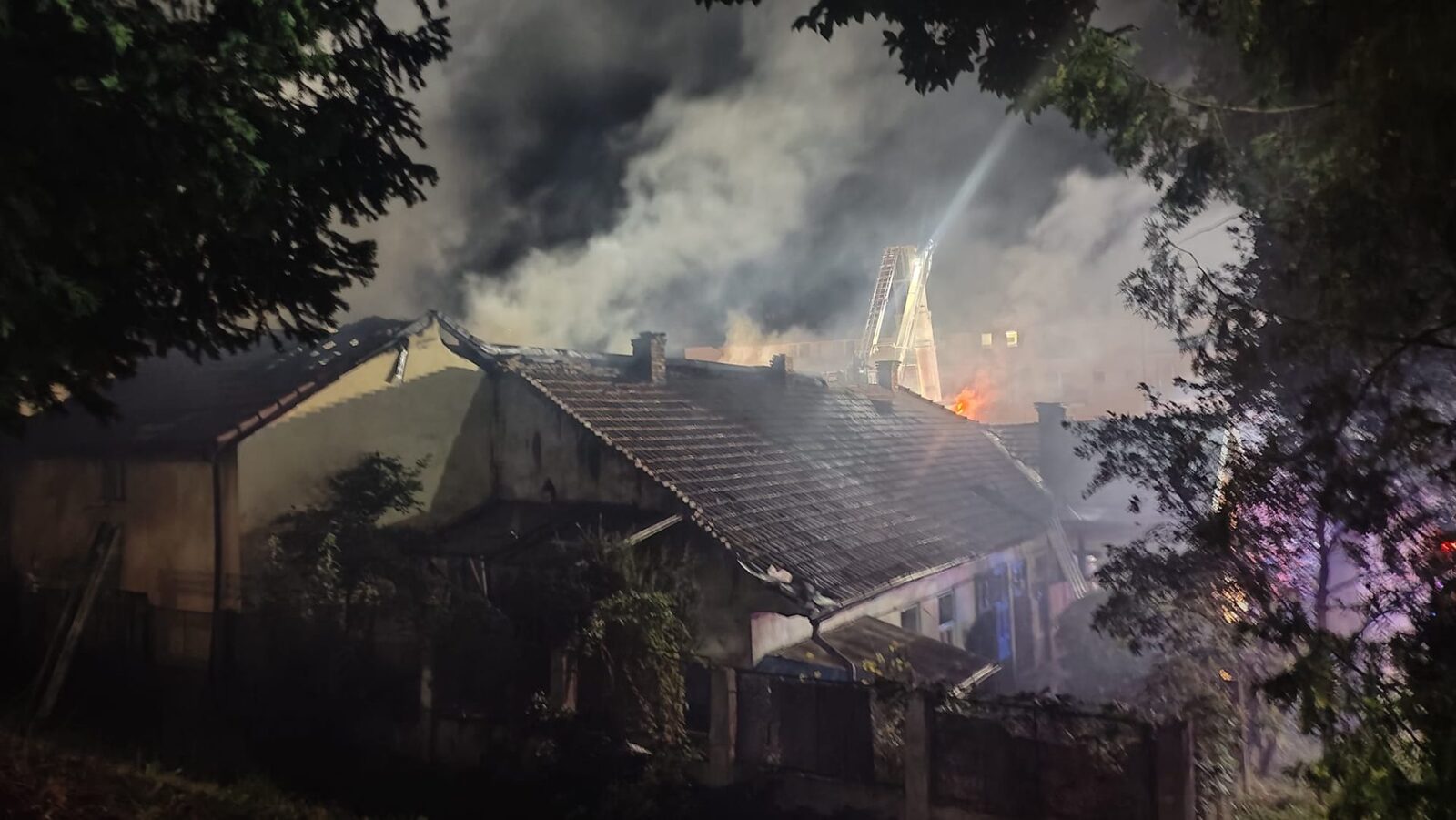 Incendiu la pensiune în Cluj: Șase evacuați, flăcările au cuprins și case vecine
