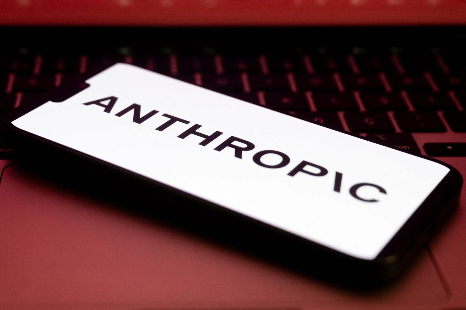AI face un AI mai bun: Anthropic, semnal de alarmă