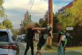Autocar furios atacă un tânăr pe trotinetă