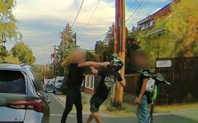 Autocar furios atacă un tânăr pe trotinetă
