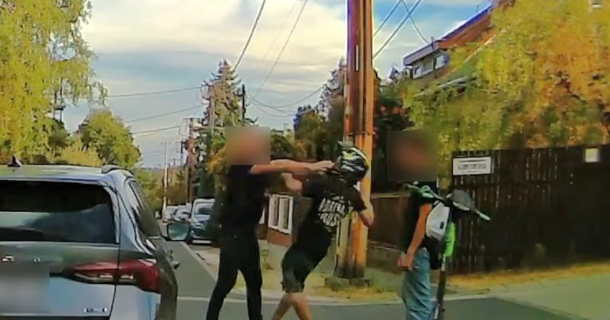 Autocar furios atacă un tânăr pe trotinetă