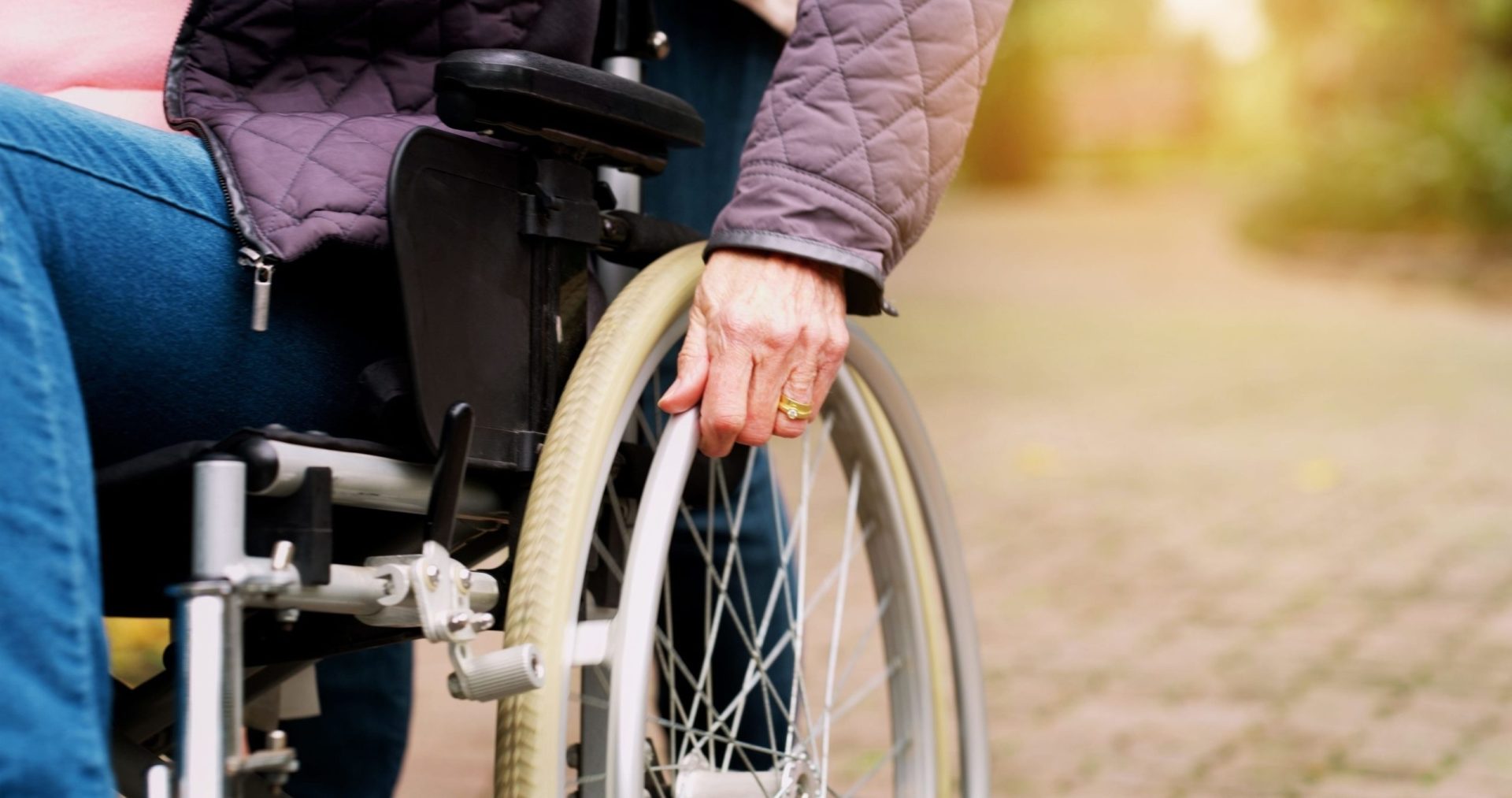 Indemnizație handicap: Când se dau banii și ce acte trebuie