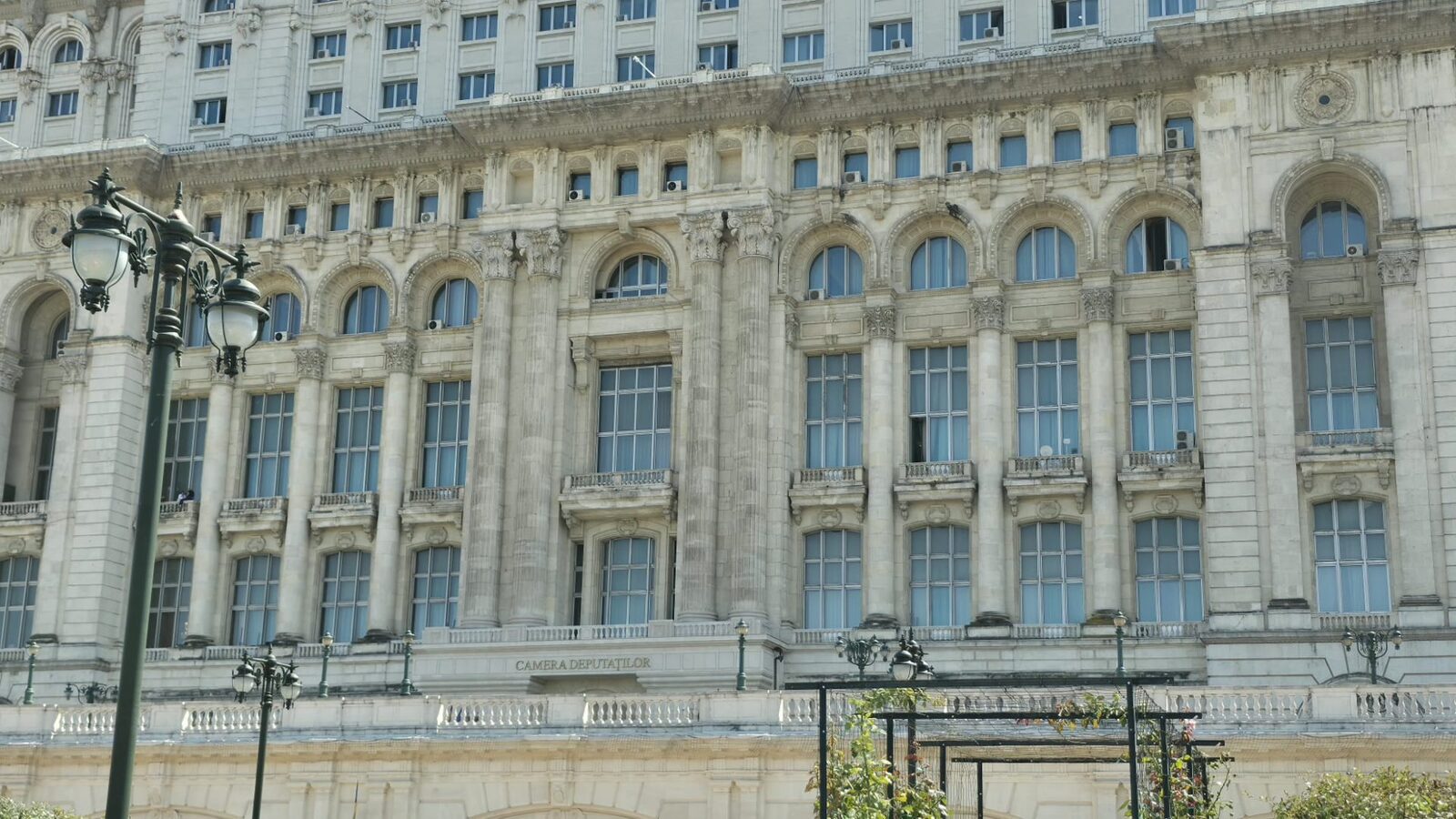 Deputații revin la votul cu prezență fizică în plen