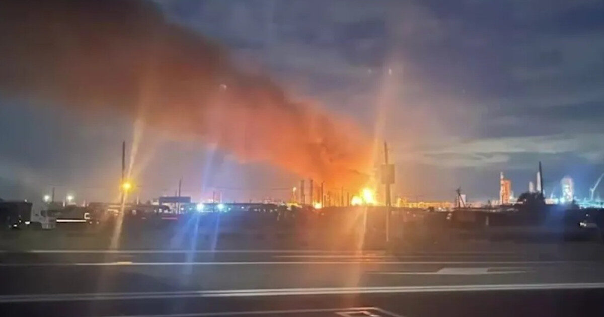 Rafinărie rusă, atacată de drone: Incendiu masiv și oprire