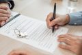 Poate un părinte să vândă casa fără acordul copiilor? Când poate fi contestată tranzacția și ce se întâmplă la moștenire