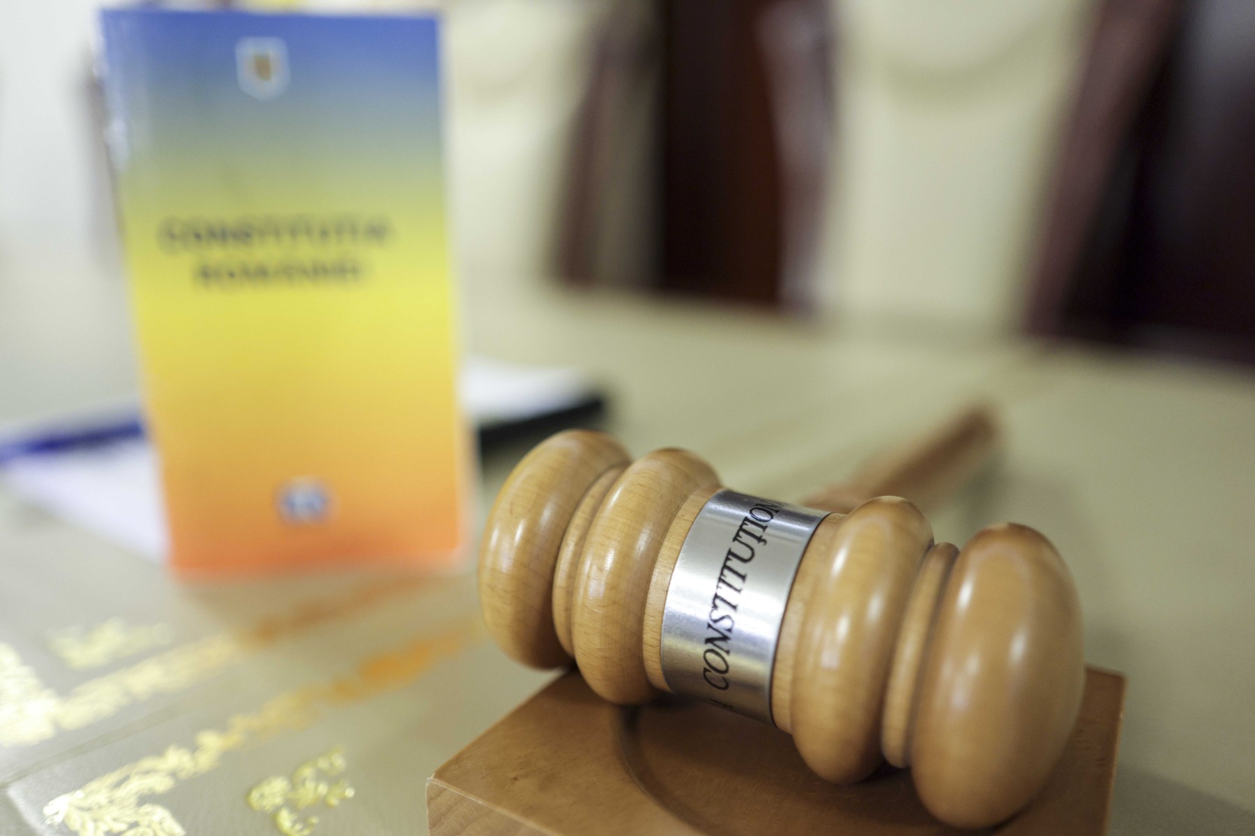 CCR: Grindeanu vs PARLAMENT. Amenințări PENALE pentru Bolojan