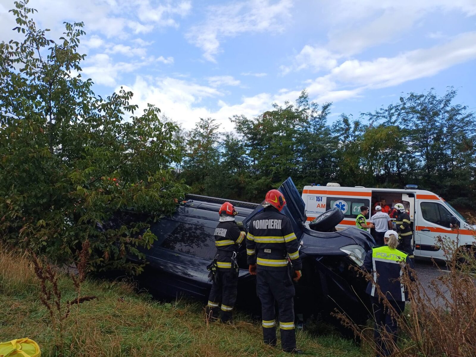 Iași: Microbuz răsturnat cu 6 persoane, un accident grav