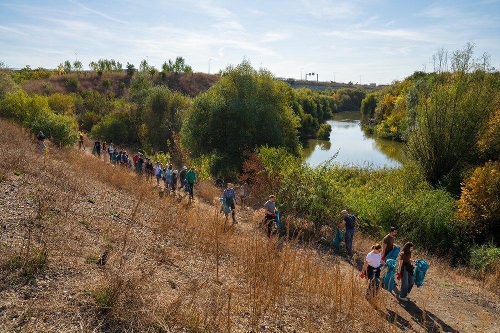 Voluntari în natură: 100 de oameni curăță un colț verde din Nordul Bucureștiului