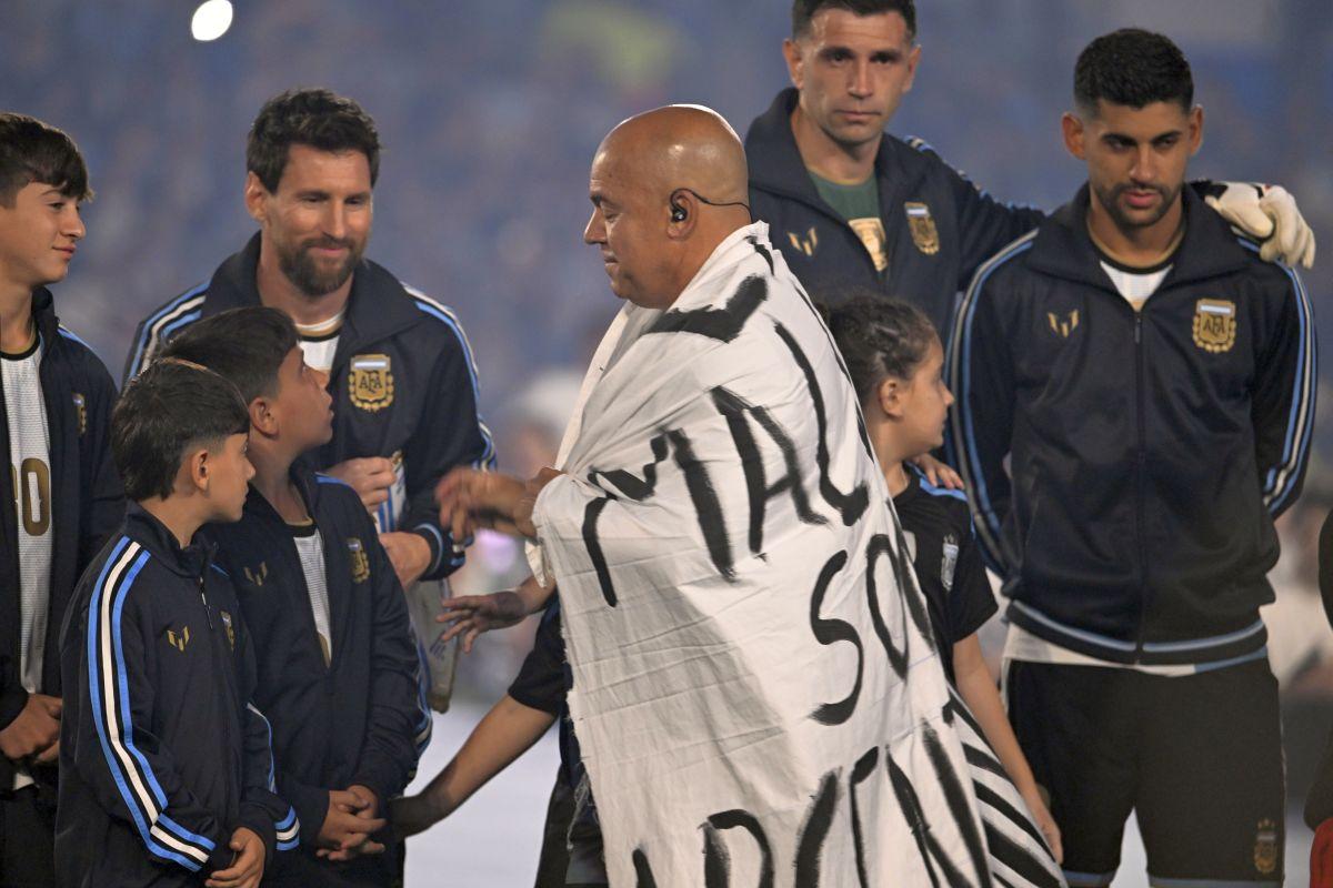 Messi, lacrimi și un banner interzis la despărțire. Nu mai cânta imnul