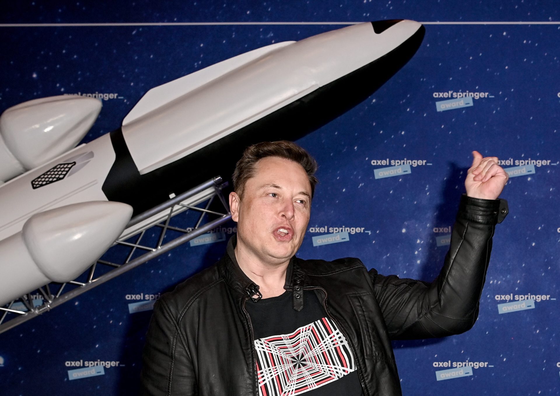 Musk vrea Tesla, SpaceX, o megaprocesare iminentă