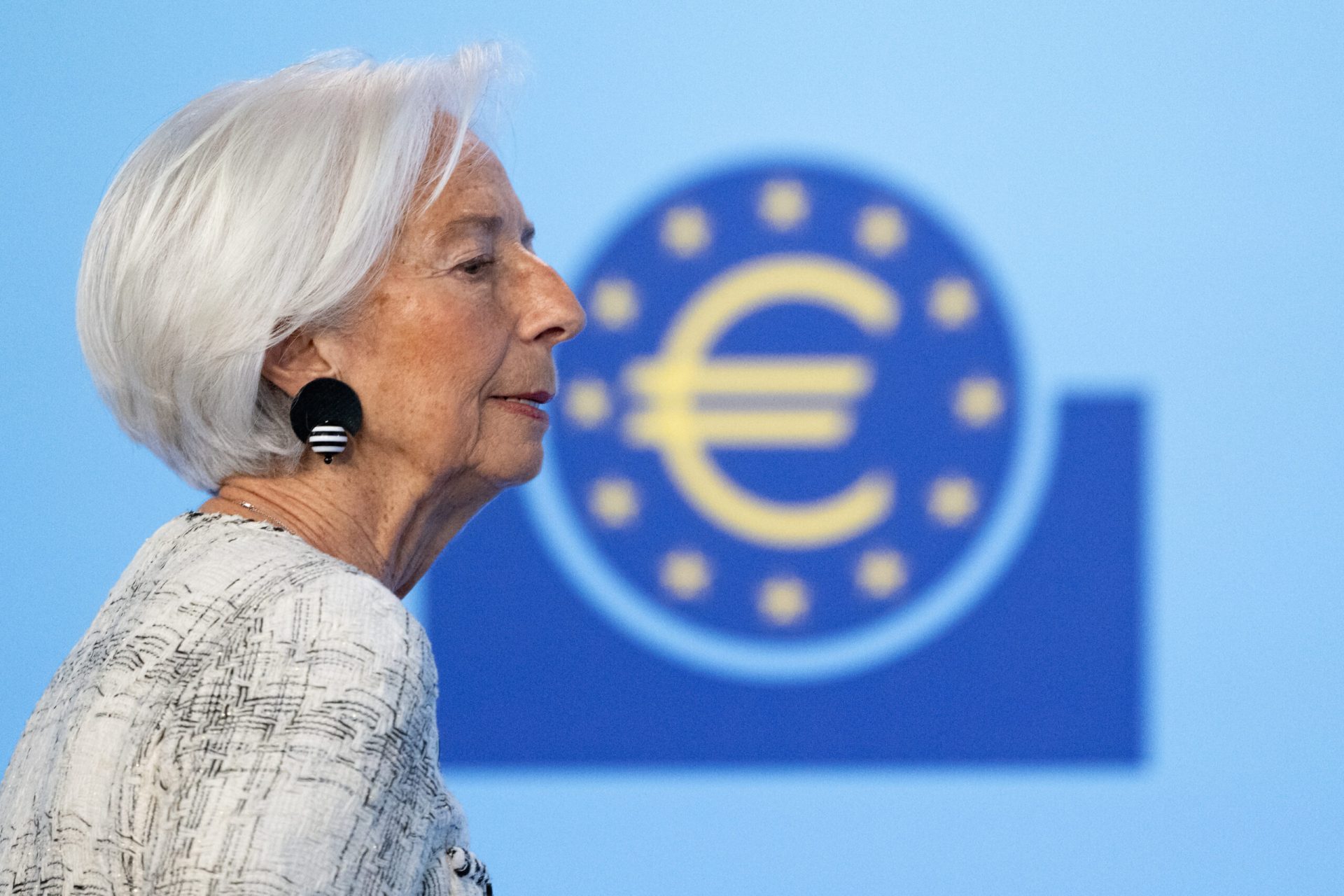 Euro, scumpire ULUITOARE. Franța, Italia peste 4%, BCE sub presiune