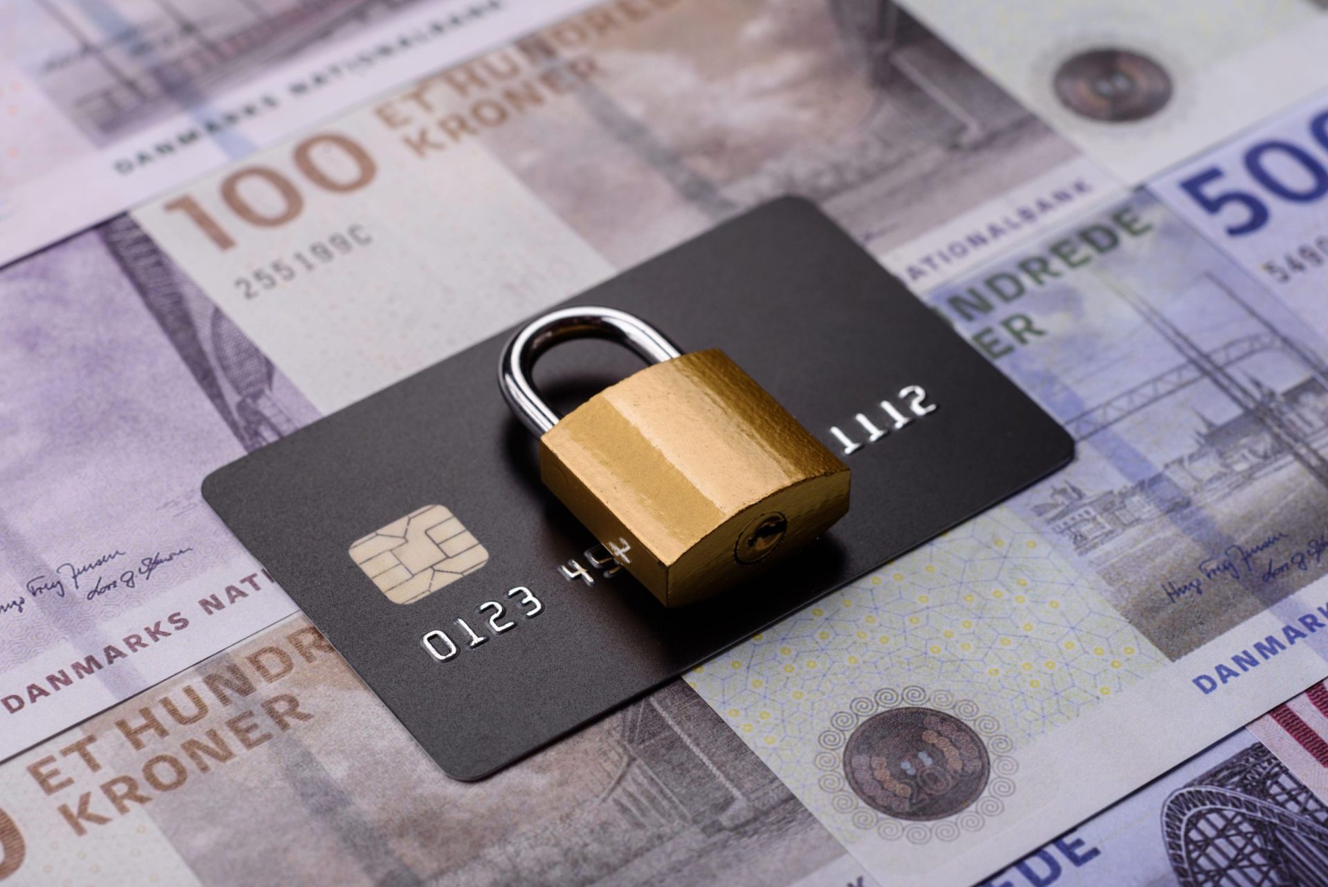 Escrocii i-au luat 168.000 euro cu un fals SMS despre un colet