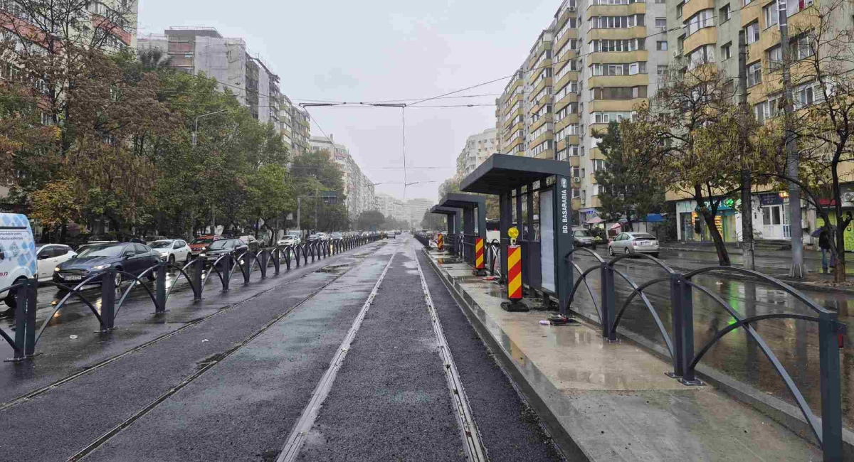 Linia de tramvai gata, dar banda de autobuz, blocată pe Bulevardul Chișinău