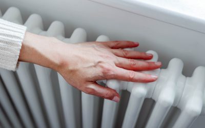 Românii îngheață-n casă din cauza facturilor mari la căldură