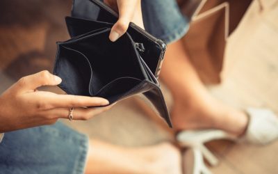 Banii românilor nu mai ajung: Salarii mai mari, cumpărături mai puține