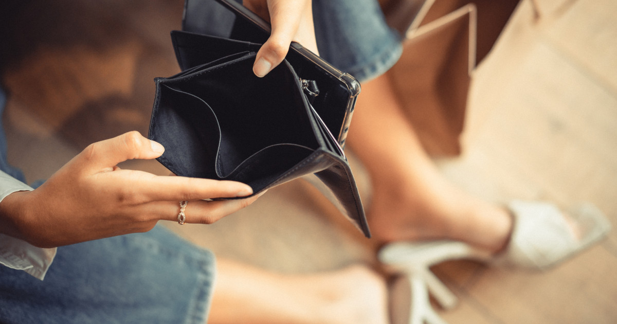 Banii românilor nu mai ajung: Salarii mai mari, cumpărături mai puține