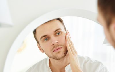 Șocantul trend „looksmaxxing”: Tineri se lovesc cu ciocanul. Medici avertizează