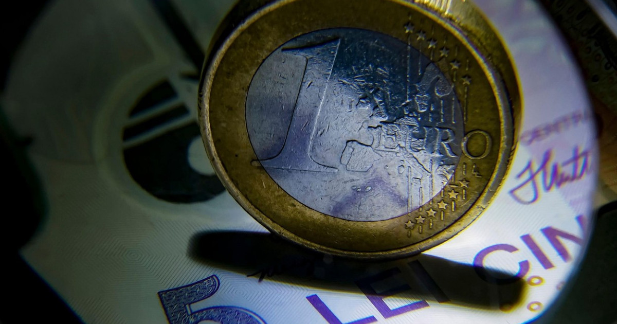 Euro, un nou record istoric: Leul se prăbușește la 5,3447