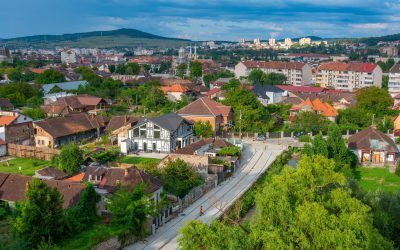 Orașe goale: Apartamente la vânzare, oameni pe ducă