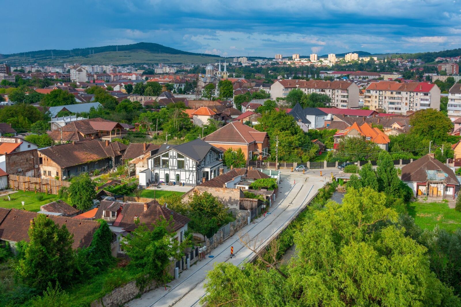 Orașe goale: Apartamente la vânzare, oameni pe ducă