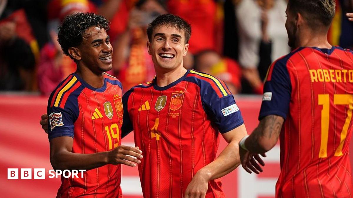Spain 3-1 Czech Republic: World champions secure victory to maintain winning run