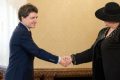 Șoșoacă la Cotroceni: Nu recunoaște președintele, strigă „Trăiască regina”