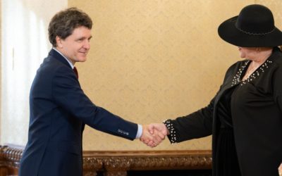 Șoșoacă la Cotroceni: Nu recunoaște președintele, strigă „Trăiască regina”