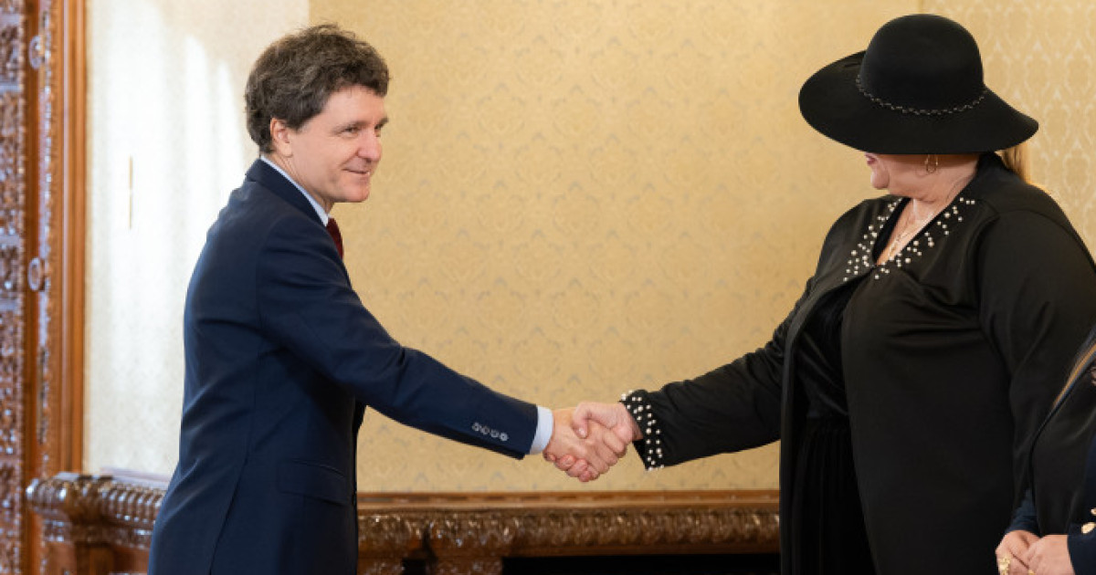 Șoșoacă la Cotroceni: Nu recunoaște președintele, strigă „Trăiască regina”
