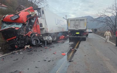 Valea Oltului, blocată: 3 vehicule implicate, 2 femei moarte azi