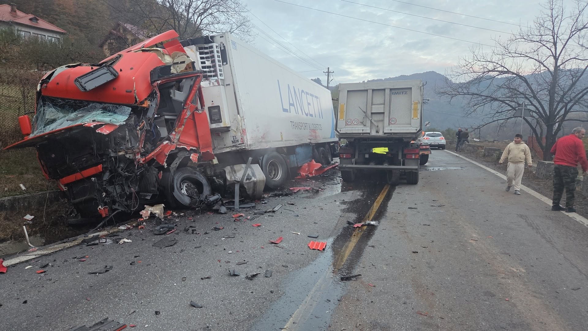Valea Oltului, blocată: 3 vehicule implicate, 2 femei moarte azi