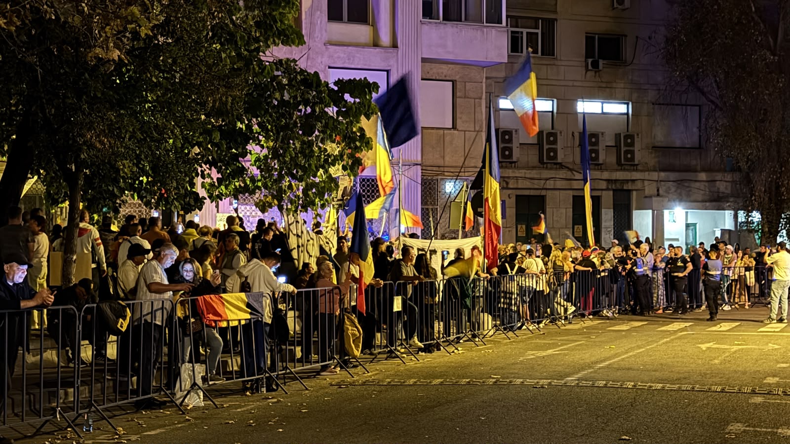Susținătorii lui Georgescu, zeci la Arestul Central: „Zi de zi vom fi aici”