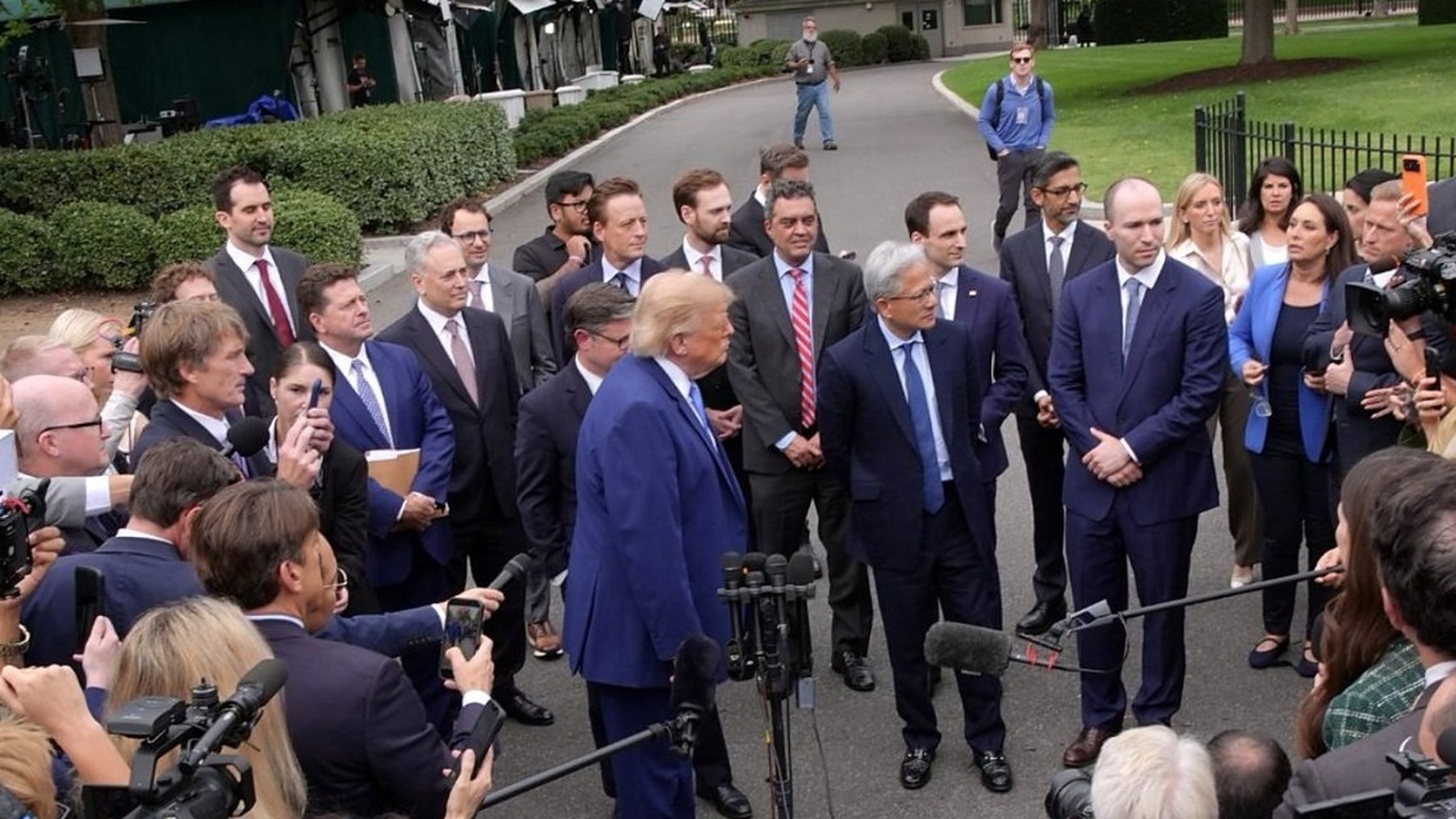 Copii speriați în fața bătăușului politic