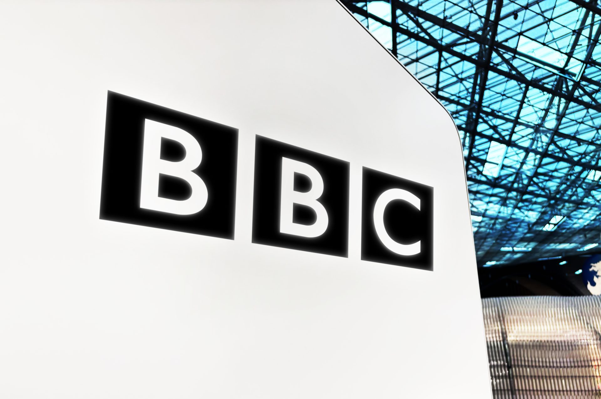 BBC taie posturi TV și radio anul viitor