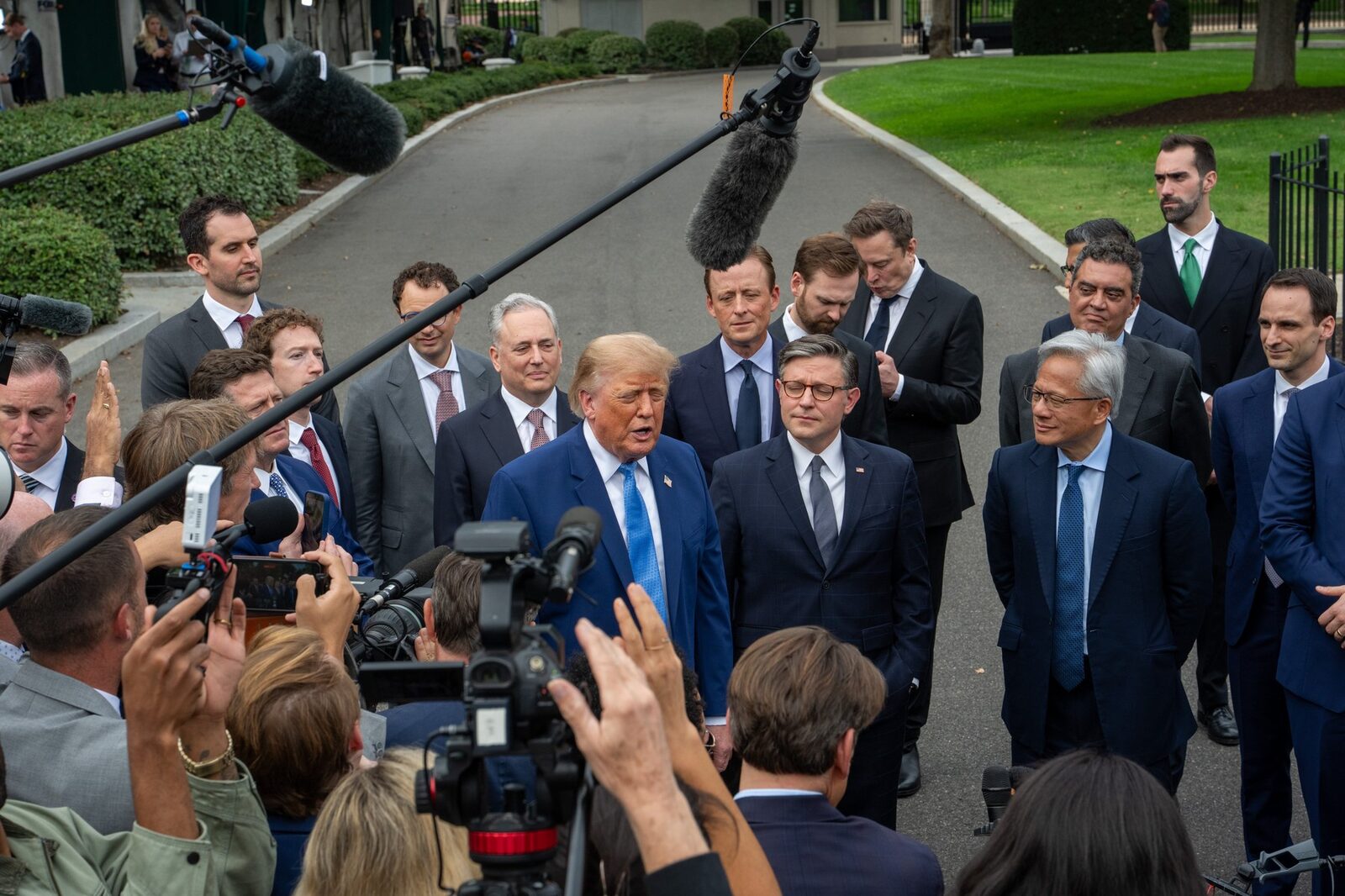 Trump, cu giganții tech, lansează „Constituția” AI