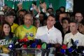 Rescrie acest titlu ca un jurnalist român experimentat. Între 55-70 caractere, captivant, direct. Stilul ziarelor Libertatea, Adevărul, HotNews. Titlu: Flávio Bolsonaro a pierdut alegerile, dar se proclamă liderul Braziliei, din SUA unde a fugit după scrutin

REGULI STRICTE:
– Răspunde cu UN SINGUR titlu, nimic altceva
– Prima literă din titlu TREBUIE să fie MAJUSCULĂ
– NUMELE PROPRII CU LITERĂ MARE OBLIGATORIU: Donald Trump (nu donald Trump), Mircea Lucescu (nu mircea lucescu), București (nu București), România (nu românia), Europa (nu europa)
– Folosește DIACRITICE corecte: Ă, î, â, ș, ț (nu a, i, a, s, t). Exemplu: Mașină (nu masina), încă (nu inca), față (nu fata)
– Fără ghilimele în jurul titlului
– Fără majuscule la fiecare cuvânt (nu Title Case) – doar prima literă din propoziție și numele proprii
– Fără punct la finalul titlului
– Fără „Iată ce…”, „Află cum…”, „Descoperă…”, „Află acum”, „Surpriză:”
– Semnul de exclamare (!) este COMPLET INTERZIS în titlu – nu folosi ! niciodată
– SCRIE DOAR ÎN LIMBA ROMÂNĂ – dacă titlul original e în altă limbă, traduce-l
– Fără formatare markdown sau HTML