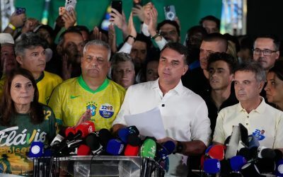 Rescrie acest titlu ca un jurnalist român experimentat. Între 55-70 caractere, captivant, direct. Stilul ziarelor Libertatea, Adevărul, HotNews. Titlu: Flávio Bolsonaro a pierdut alegerile, dar se proclamă liderul Braziliei, din SUA unde a fugit după scrutin

REGULI STRICTE:
– Răspunde cu UN SINGUR titlu, nimic altceva
– Prima literă din titlu TREBUIE să fie MAJUSCULĂ
– NUMELE PROPRII CU LITERĂ MARE OBLIGATORIU: Donald Trump (nu donald Trump), Mircea Lucescu (nu mircea lucescu), București (nu București), România (nu românia), Europa (nu europa)
– Folosește DIACRITICE corecte: Ă, î, â, ș, ț (nu a, i, a, s, t). Exemplu: Mașină (nu masina), încă (nu inca), față (nu fata)
– Fără ghilimele în jurul titlului
– Fără majuscule la fiecare cuvânt (nu Title Case) – doar prima literă din propoziție și numele proprii
– Fără punct la finalul titlului
– Fără „Iată ce…”, „Află cum…”, „Descoperă…”, „Află acum”, „Surpriză:”
– Semnul de exclamare (!) este COMPLET INTERZIS în titlu – nu folosi ! niciodată
– SCRIE DOAR ÎN LIMBA ROMÂNĂ – dacă titlul original e în altă limbă, traduce-l
– Fără formatare markdown sau HTML