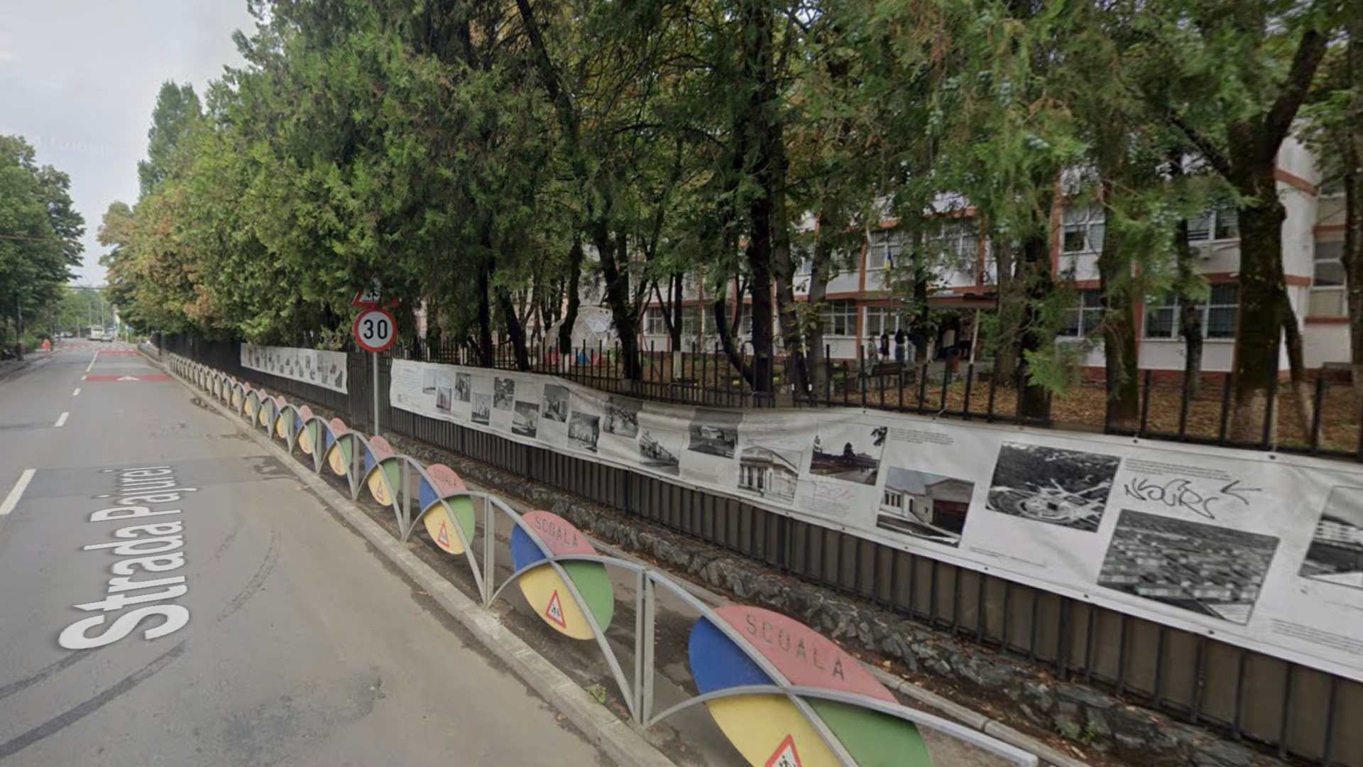 Brâncoveanu: Expoziție pe gard cu „Pajura” și tinerii creatori